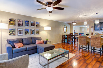 6729 E 1st Ave in Scottsdale, AZ - Foto de edificio - Building Photo