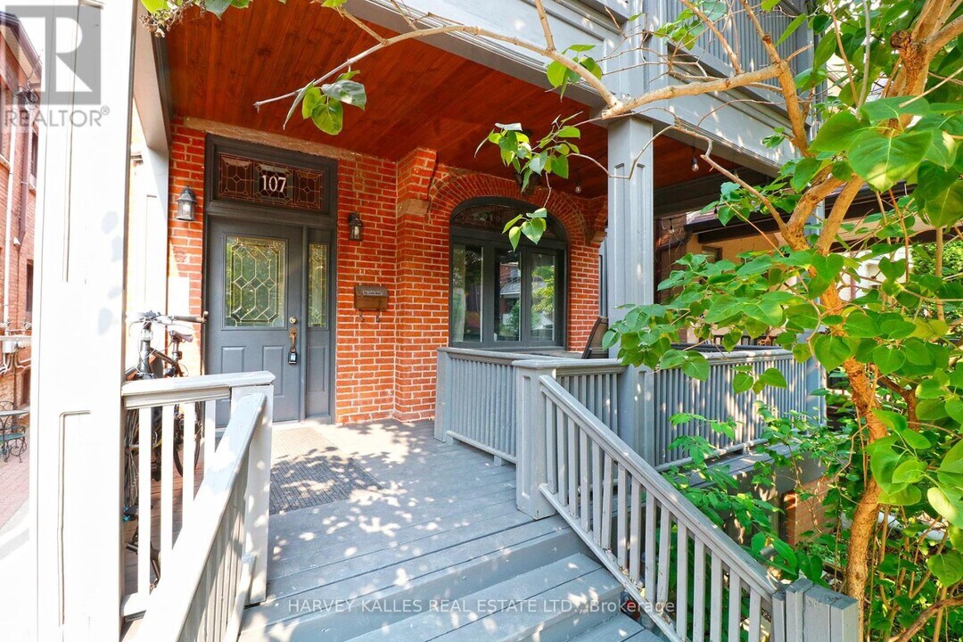 107-107 Concord Ave in Toronto, ON - Building Photo