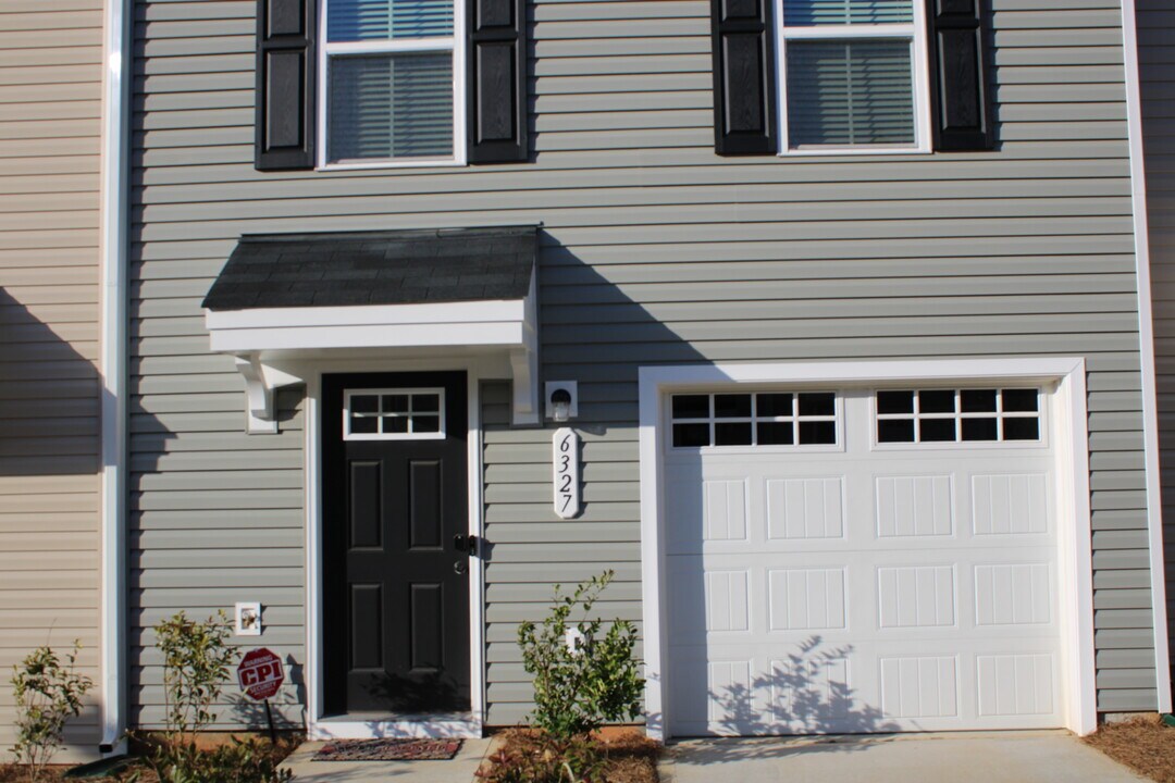6327 Cutwater Cir in Charlotte, NC - Foto de edificio