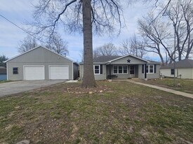 1422 High St in Baldwin City, KS - Building Photo