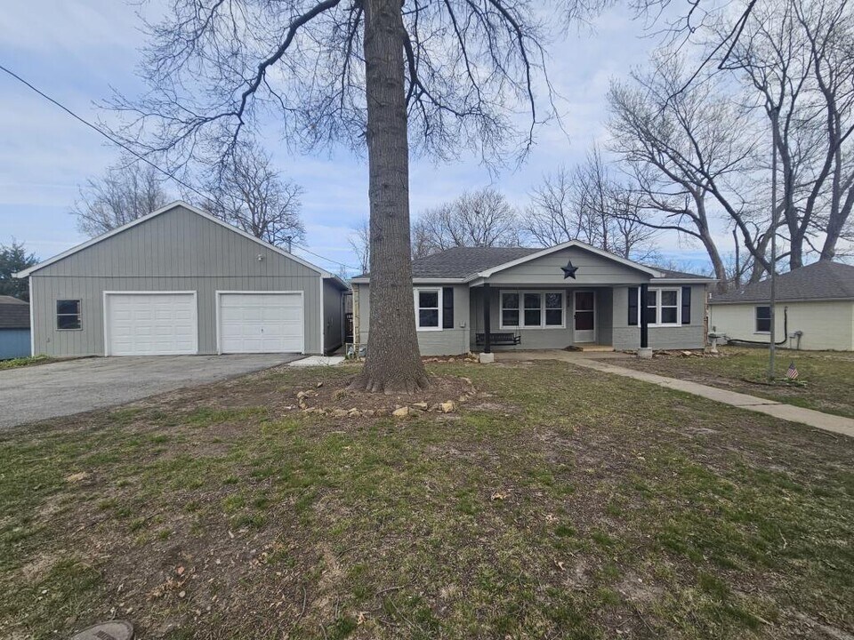 1422 High St in Baldwin City, KS - Building Photo