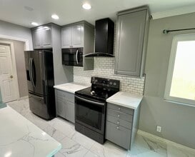 121 Sinclair Ave, Unit 223 in Glendale, CA - Building Photo - Building Photo