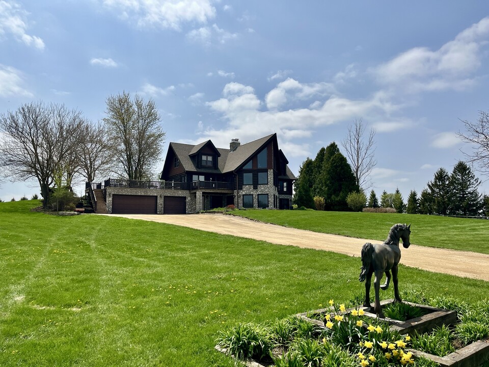 3N065 Anderson Rd in Elburn, IL - Building Photo