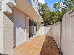 4560 SW 68th Ct Cir in Miami, FL - Building Photo - Building Photo