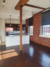 48 Water St, Unit 302 in Worcester, MA - Foto de edificio - Building Photo