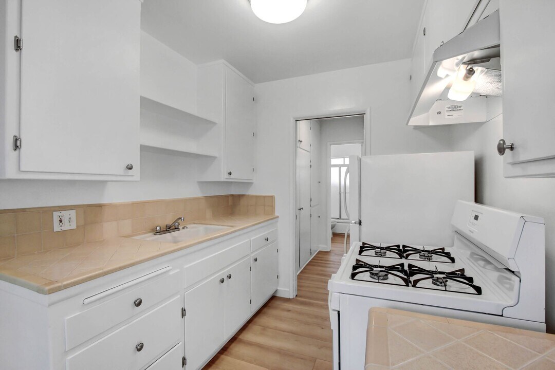 1437 Brockton Ave in Los Angeles, CA - Building Photo