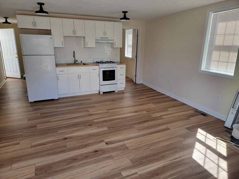 181 Ferry St-Unit -1 in Everett, MA - Building Photo