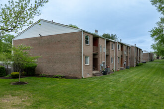 Hampton Crossing Condominiums in Southampton, PA - Building Photo - Building Photo