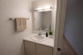 624 Summit House, Unit 624 in West Chester, PA - Foto de edificio - Building Photo