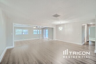 7025 Fairlawn St in Spring Hill, FL - Building Photo - Building Photo