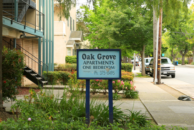 1239 Oak Grove Ave in Burlingame, CA - Foto de edificio - Building Photo