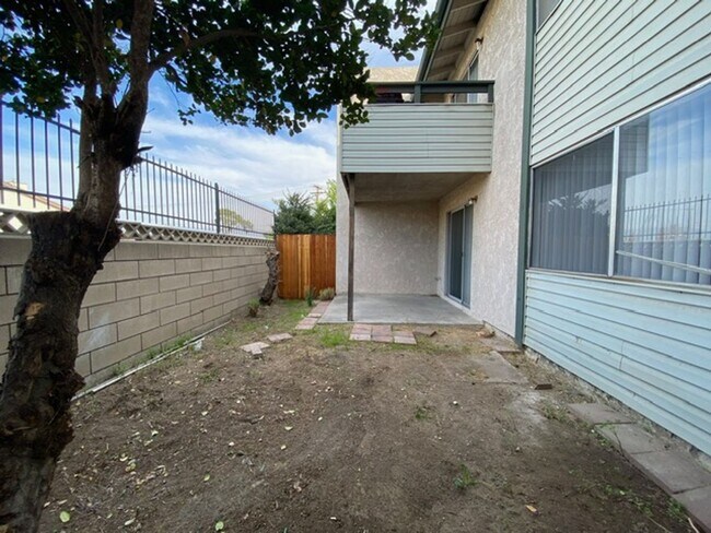 2255 Cahuilla St in Colton, CA - Foto de edificio - Building Photo