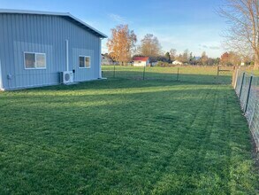 14275 Avon Allen Rd in Mount Vernon, WA - Foto de edificio - Building Photo