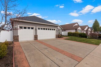 1001 Pumpkin Ridge in Eagle Point, OR - Building Photo - Building Photo