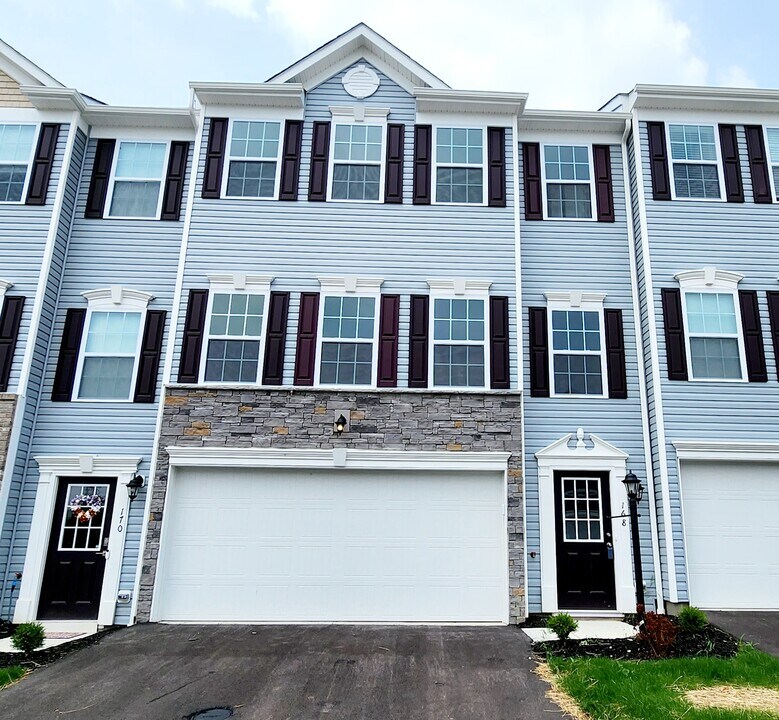 168 Lockheed Dr in Coraopolis, PA - Building Photo