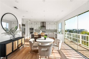 2019 Sunset Plaza Dr in Los Angeles, CA - Building Photo