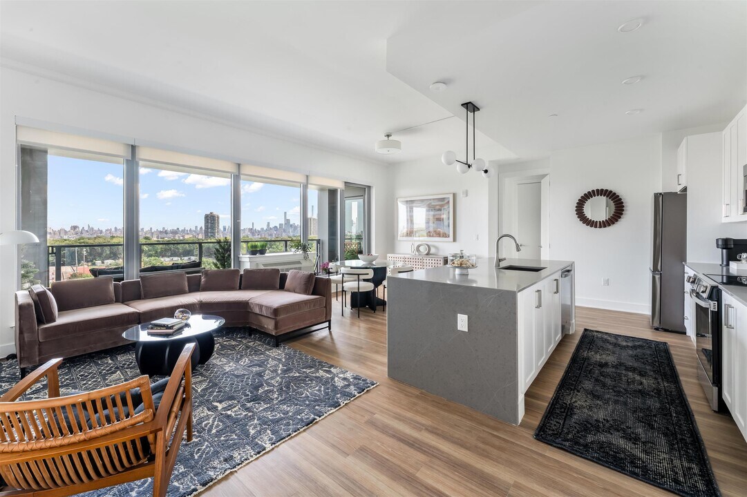 8601 Bergenline Ave in North Bergen, NJ - Foto de edificio