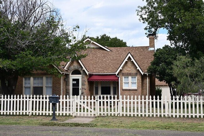 401 W Nations Ave in Alpine, TX - Building Photo - Building Photo