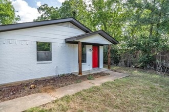 104 N Oneal St in Caldwell, TX - Building Photo - Building Photo