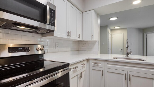 The Crest on Hampton Hollow in Silver Spring, MD - Foto de edificio - Building Photo