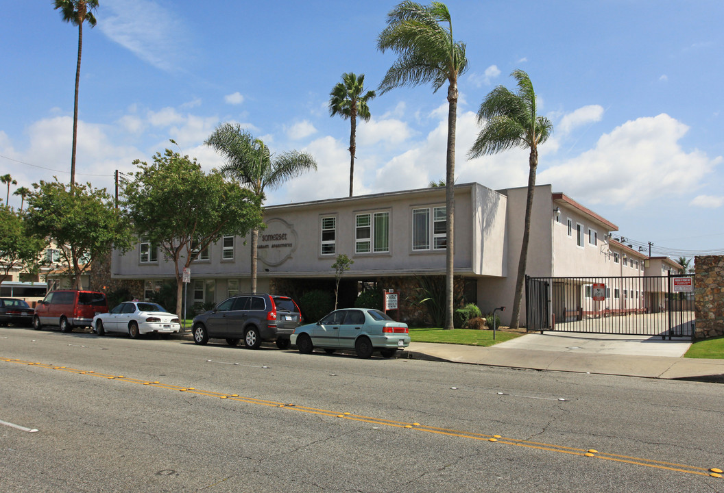 Somerset Garden Apartments in Bellflower, CA - Building Photo