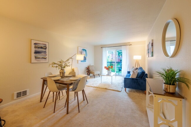 14650 NE 32nd St, Unit A9 in Bellevue, WA - Building Photo - Building Photo