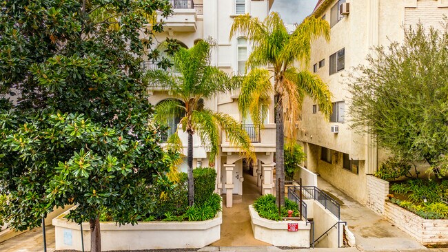 11737 Goshen Ave in Los Angeles, CA - Building Photo - Building Photo