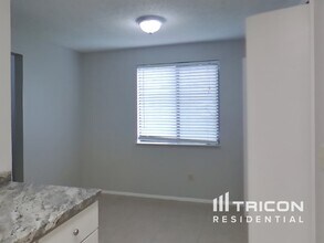 8338 Knotts Landing Dr E in Jacksonville, FL - Building Photo - Building Photo