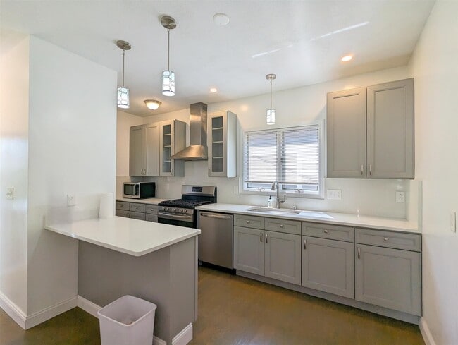 110 W Quincy St, Unit 1 in Somerville, MA - Foto de edificio - Building Photo