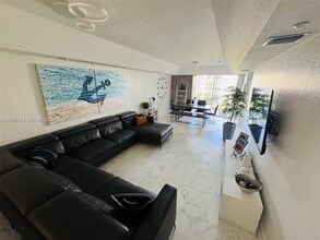 10700 NW 66th St in Doral, FL - Building Photo - Building Photo