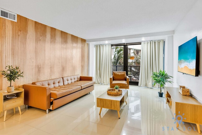 5225 Collins Ave in Miami, FL - Building Photo - Building Photo