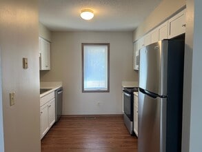 9613 Dennis Dr in Urbandale, IA - Building Photo - Building Photo