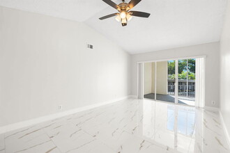 9833 Westview Dr in Coral Springs, FL - Building Photo - Building Photo