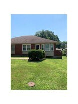 1402 SW Sunset St in Blue Springs, MO - Building Photo