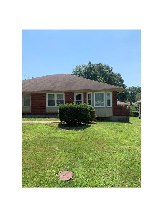 1402 SW Sunset St in Blue Springs, MO - Building Photo