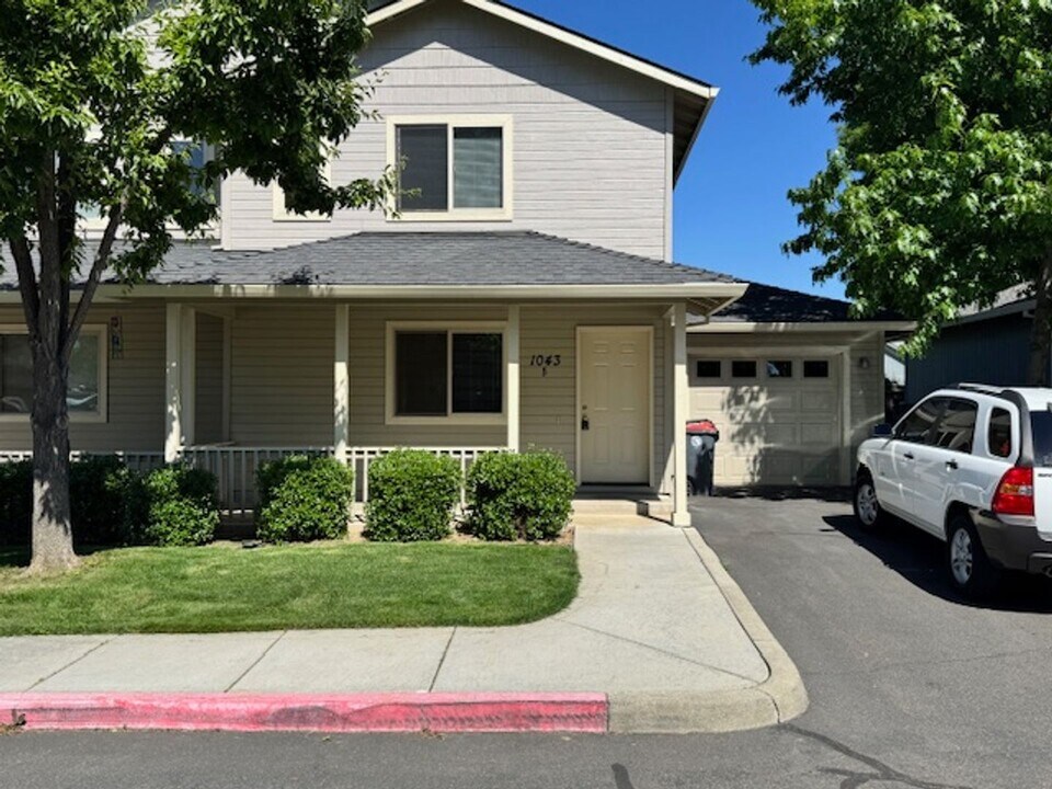 1043 Garfield St in Medford, OR - Building Photo