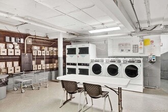 1 Ash Pl in Great Neck, NY - Building Photo - Building Photo