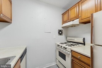 6100 Westchester Park Dr in College Park, MD - Building Photo - Building Photo