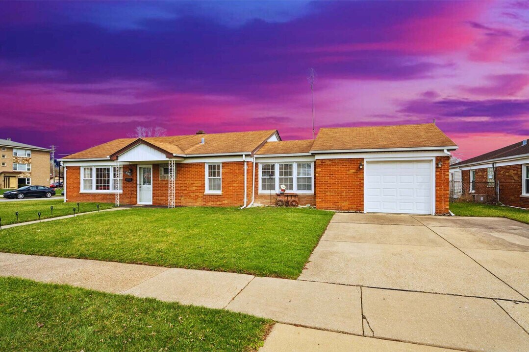 3175 W Meadow Ln Dr in Merrionette Park, IL - Building Photo
