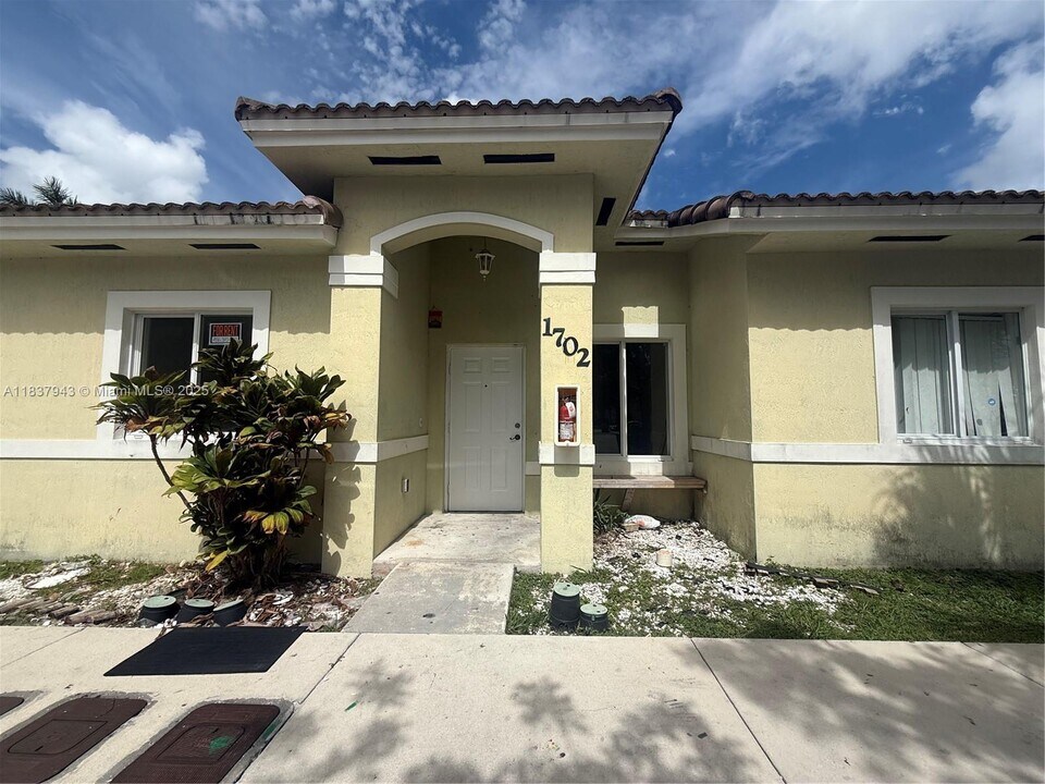 13240 Old Biscayne Dr in Homestead, FL - Building Photo