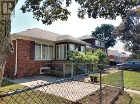 2 Waringstown Dr in Toronto, ON - Building Photo