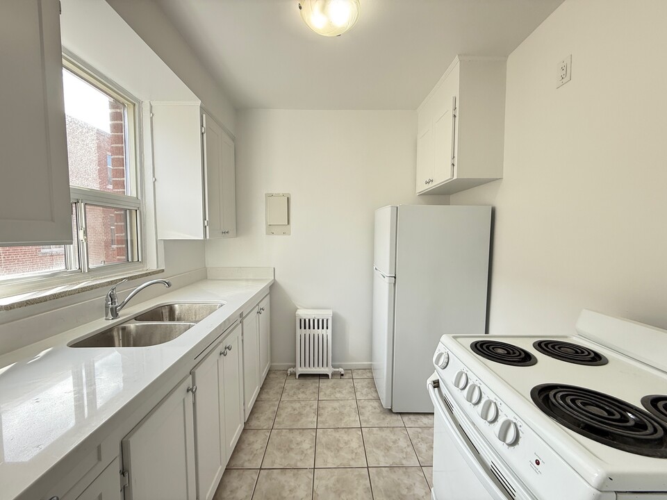 1299 Bayview Av in Toronto, ON - Building Photo