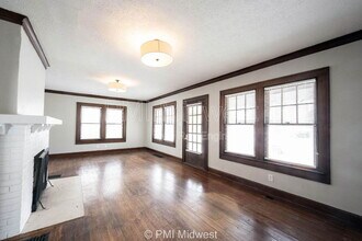 4905 Broadway St in Indianapolis, IN - Foto de edificio - Building Photo