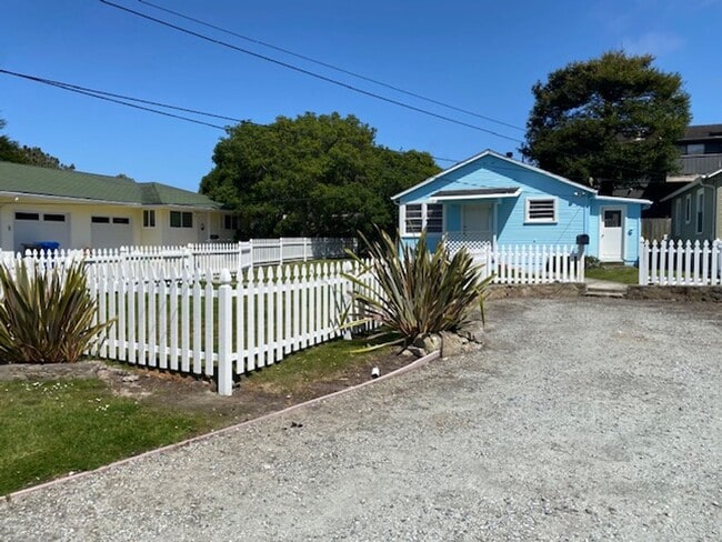 821 Walnut St in Pacific Grove, CA - Building Photo - Building Photo