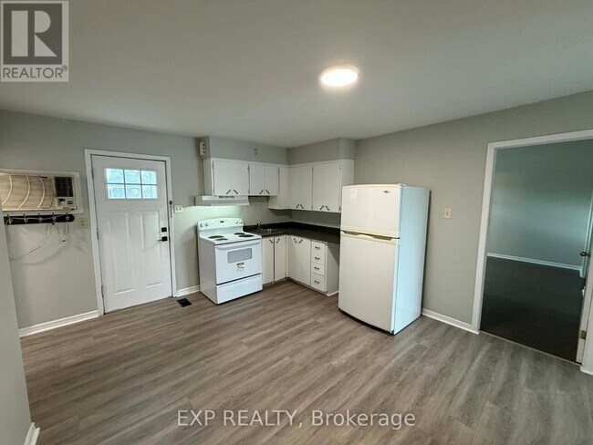 1504 Stittsville Main St in Ottawa, ON - Building Photo - Building Photo