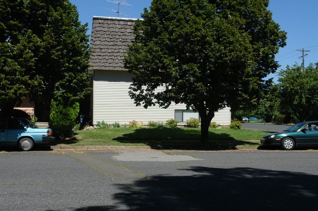 327 E Augusta Ave in Spokane, WA - Foto de edificio - Building Photo