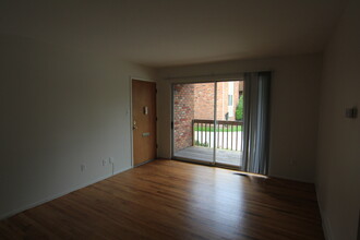 Hickory Grove in Royal Oak, MI - Foto de edificio - Building Photo