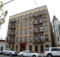 686 Rosewood St in Bronx, NY - Foto de edificio - Building Photo