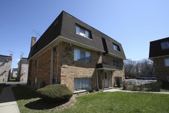 9953 Linda Ln in Des Plaines, IL - Building Photo - Building Photo