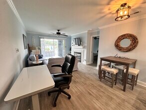 18713 Vineyard Point Ln, Unit Lakefront Ground Floor 2B in Cornelius, NC - Foto de edificio - Building Photo